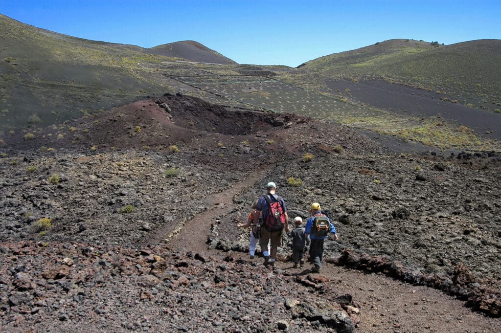 Caminar alrededor del cráter de un volcán