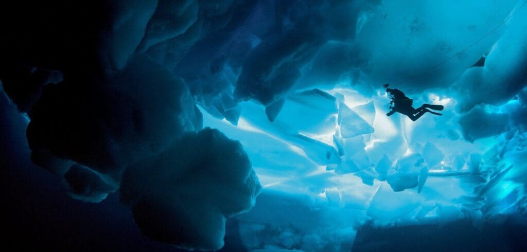 Buceo extremo bajo el hielo del Círculo Polar Ártico o en la Antártida
