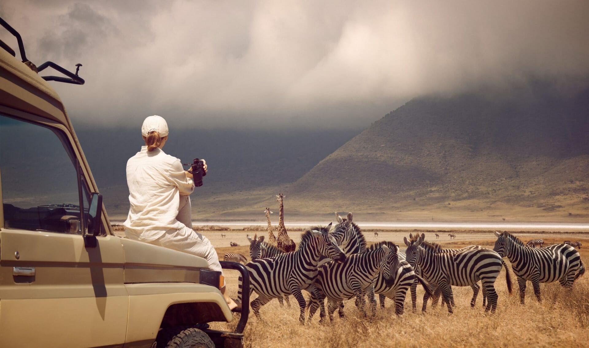 Mujer viajera en un safari por África, Tanzania