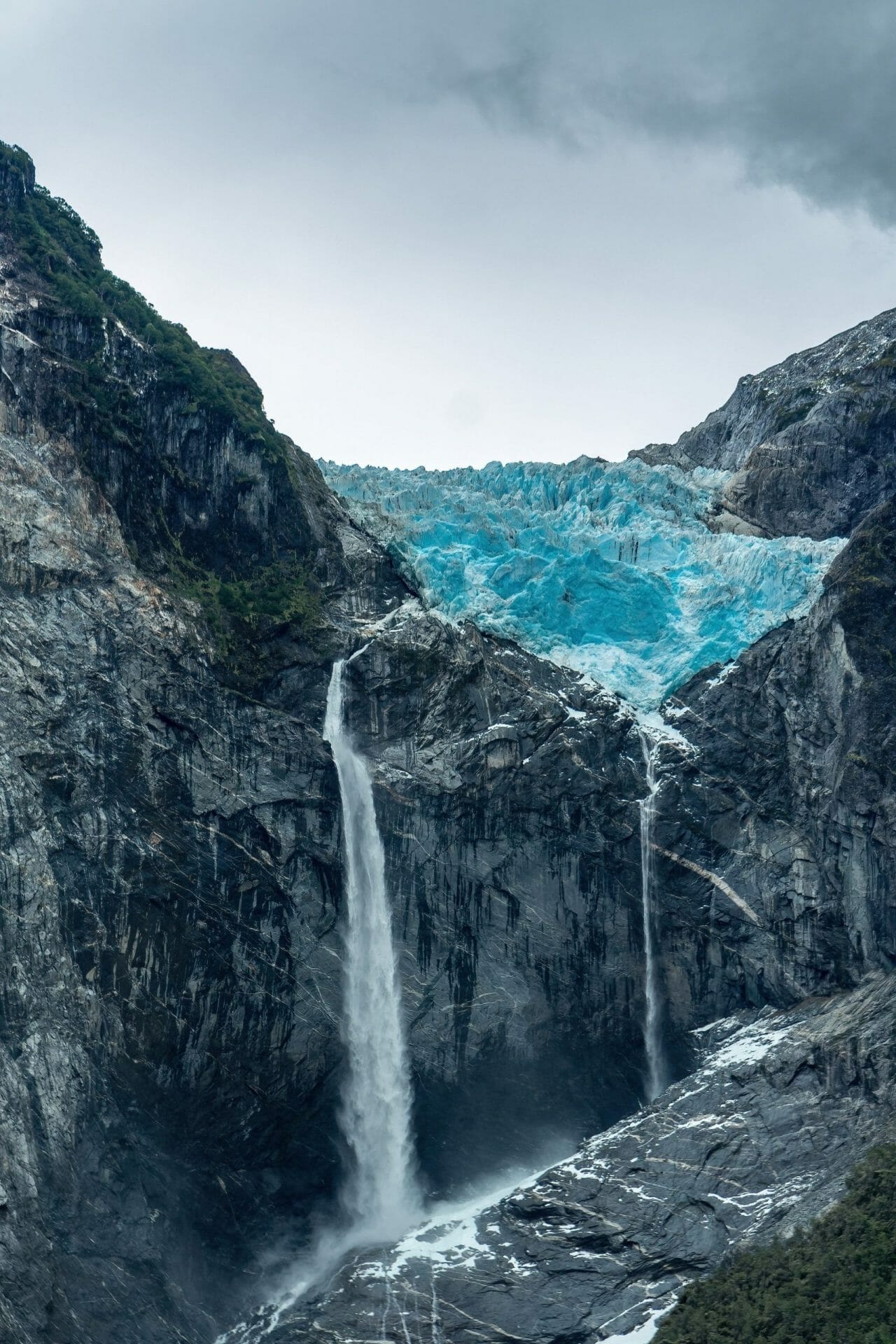Glaciar colgante en un parque nacional en Chile