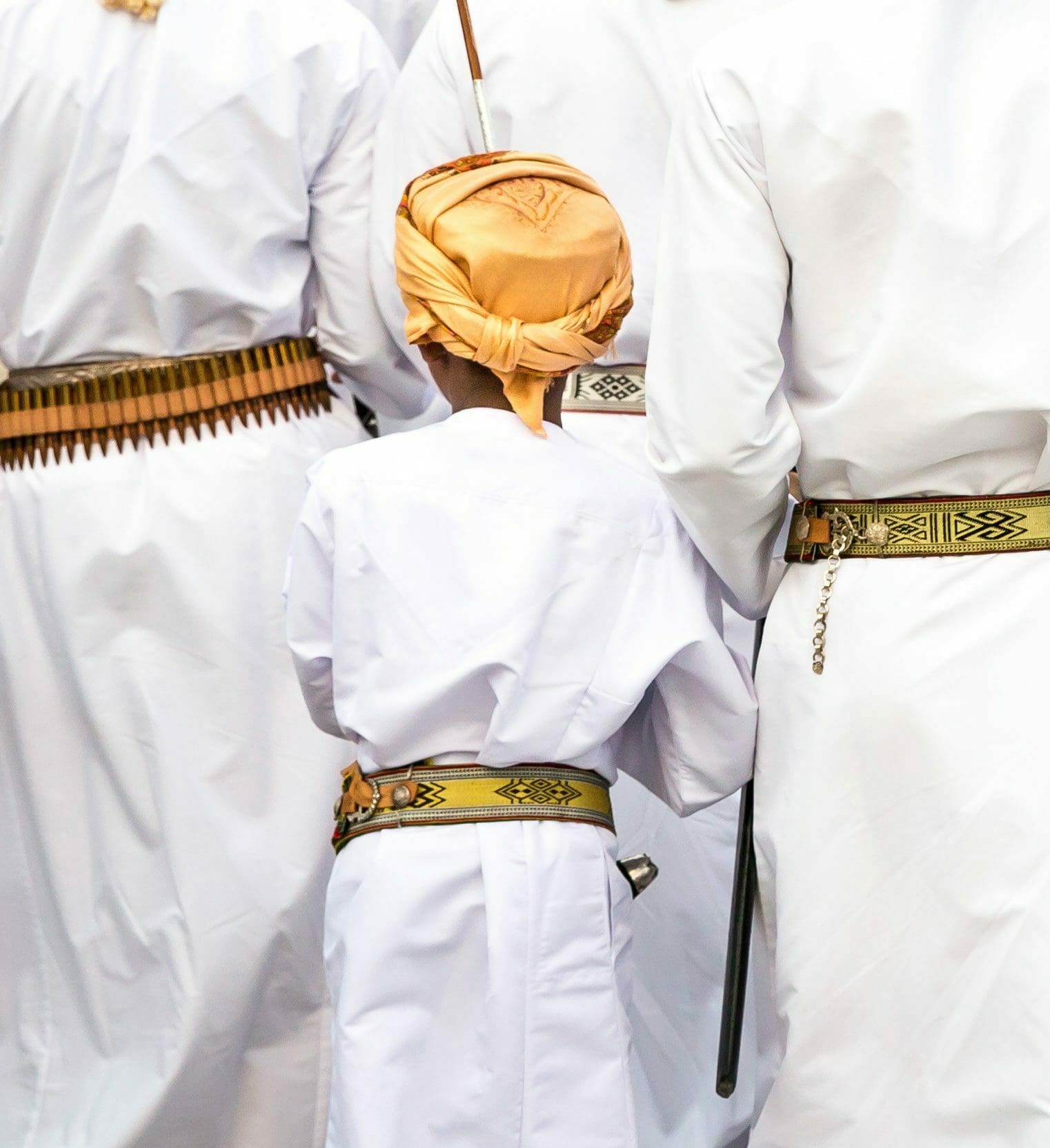 Hombres omaníes vestidos con trajes tradicionales cantando. Omán, Muscat