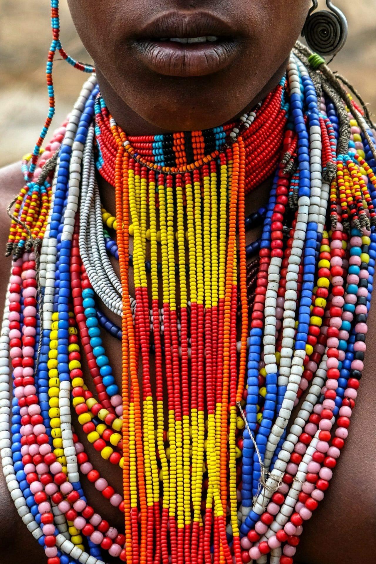 Primer plano de una mujer de la tribu Arbore con joyería tradicional Etiopia
