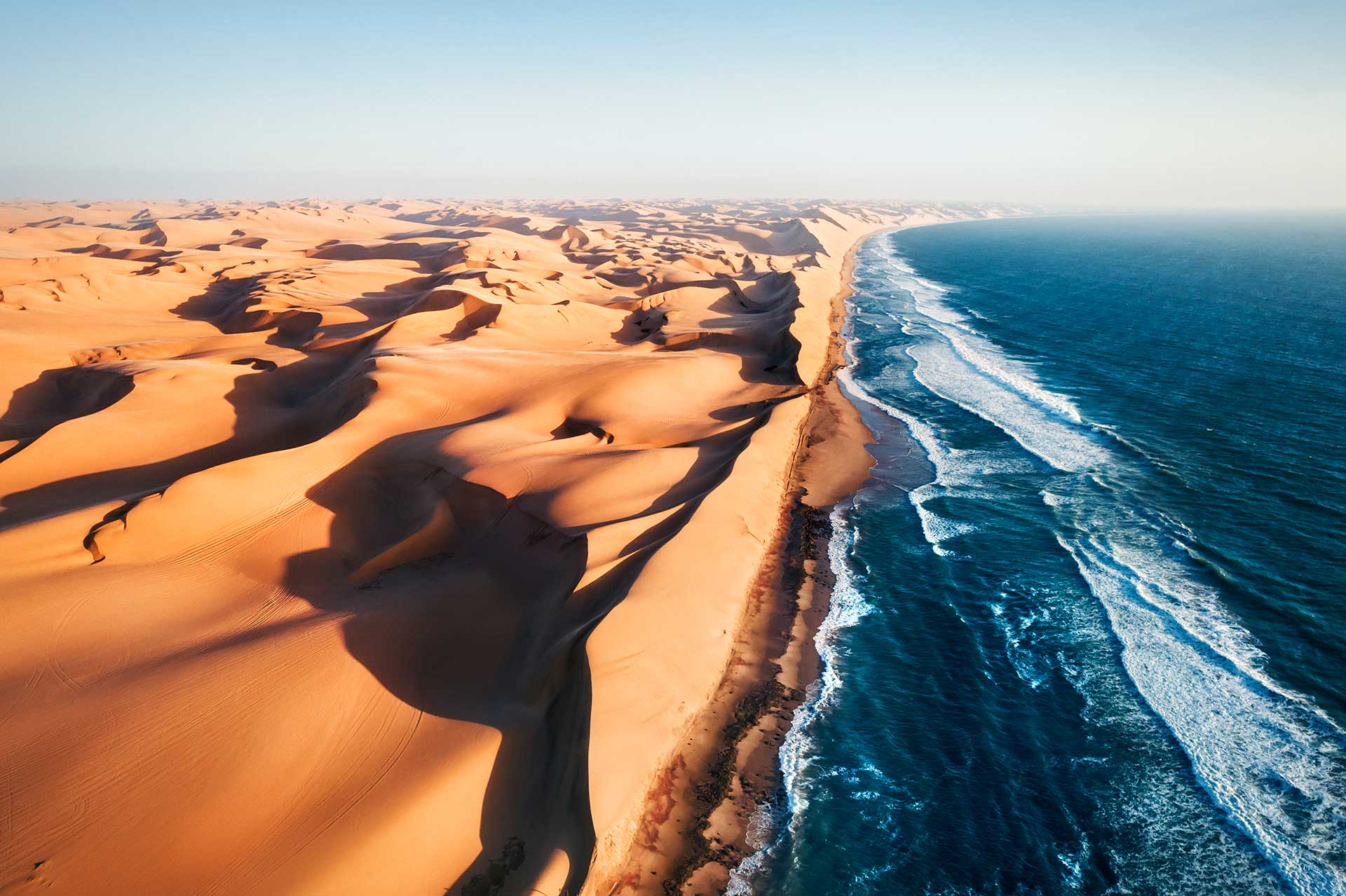 Vista aérea de mar y desierto en Namibia