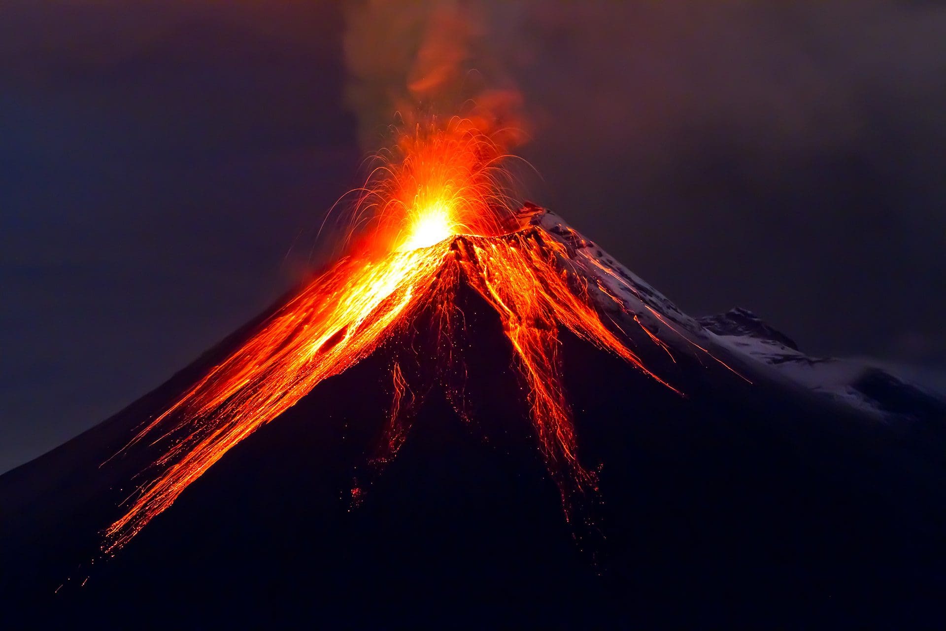 Vistas del Volcan con lava Cotopaxi Ecuador