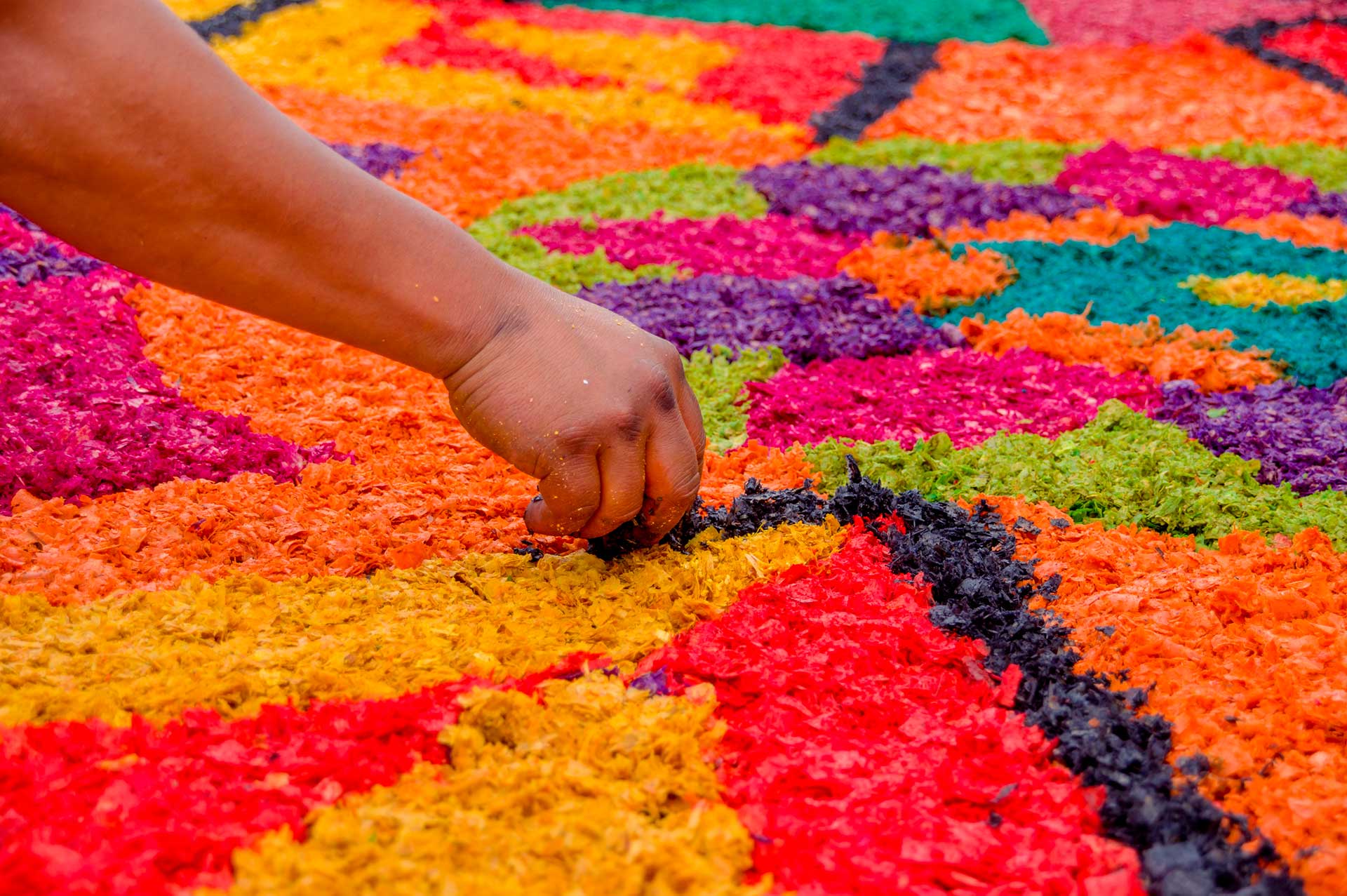 tejido de alfombra de pascua en Guatemala