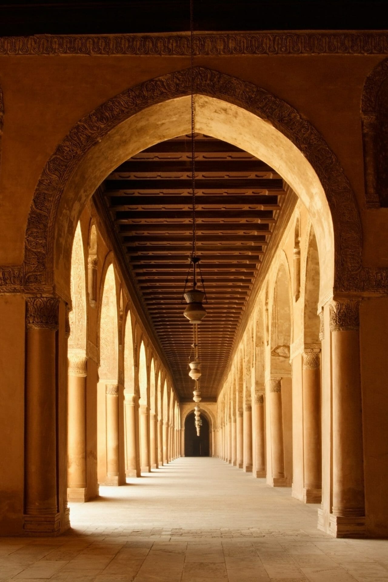 Arcos de la Mezquita de Ahmad Ibn Tulun en el Cairo antiguo, Egipto