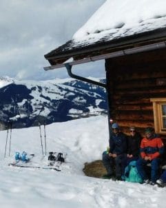 Esquiadores descansando en una cabaña en alta montaña