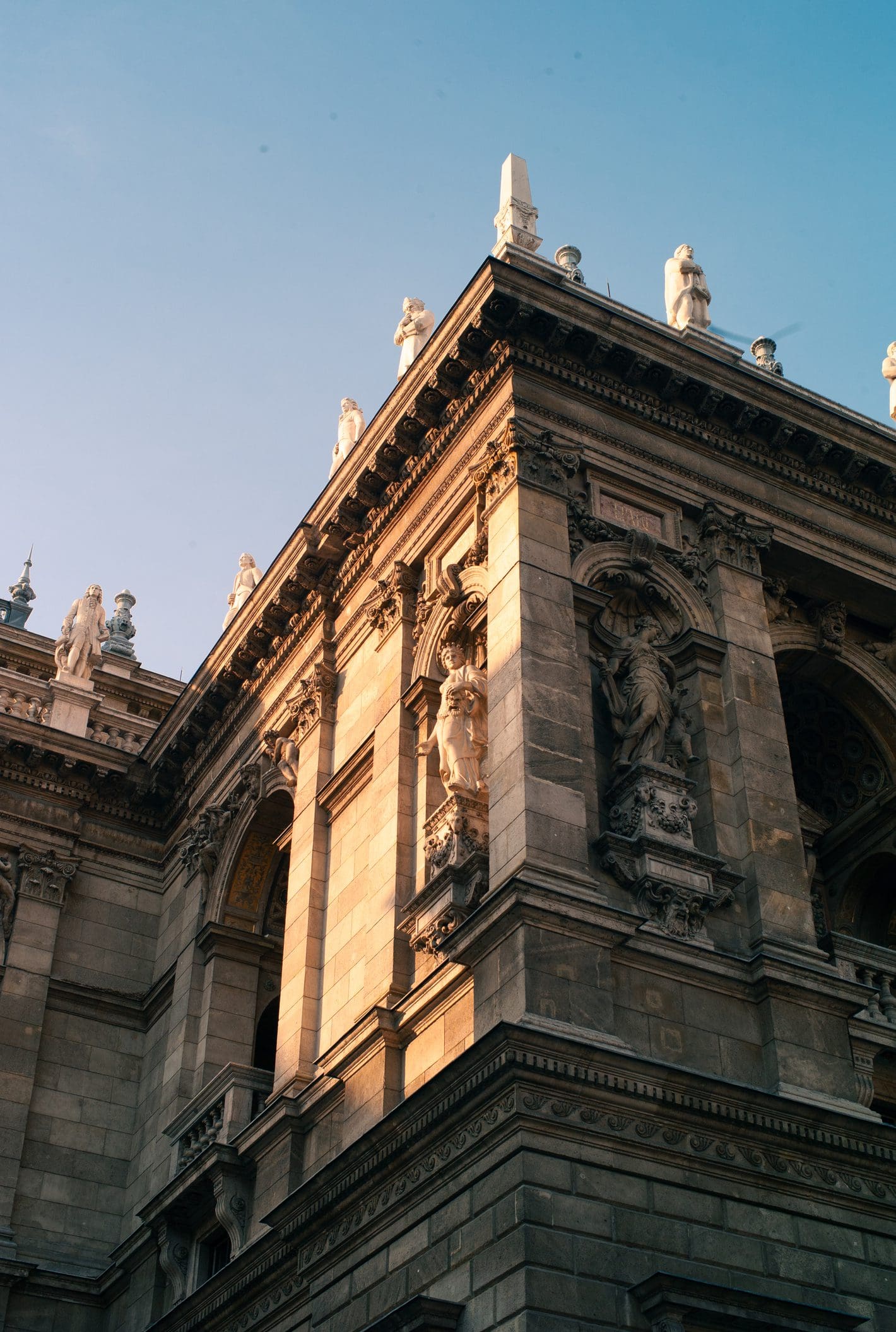Esculturas Muse en la fachada de la Ópera Estatal de Hungría en Budapest
