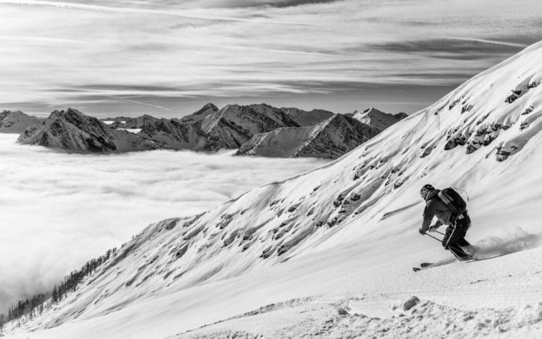 Esquiador en una pista alpina