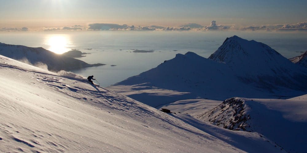 Esquiador en los Alpes noruegos