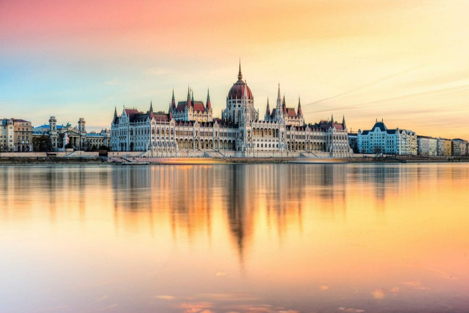 Vista del Parlamento de Budapest al atardecer, Hungría