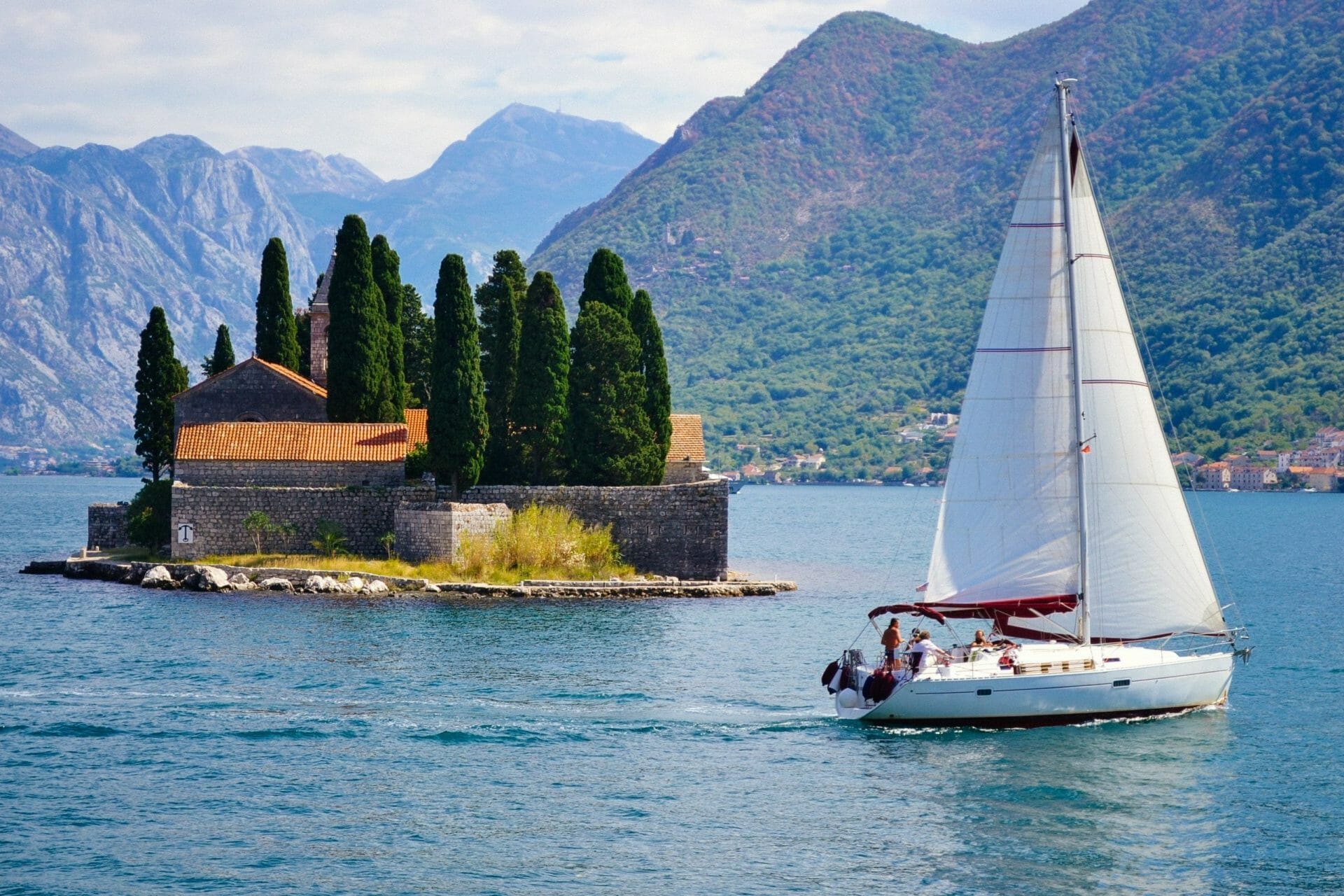 Isla de San Jorge en Montenegro y un yate de vela