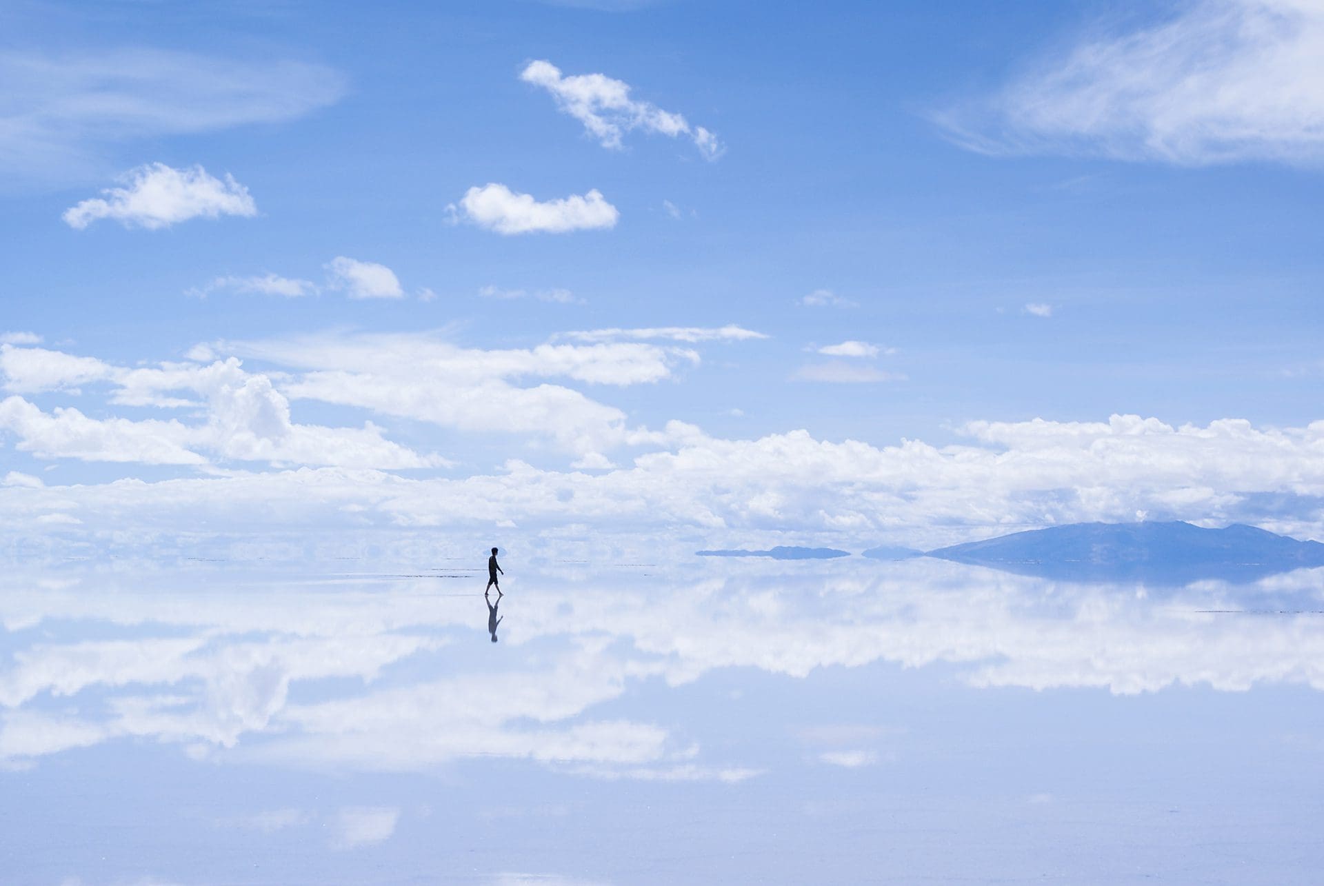 Persona sobre lago en Bolivia