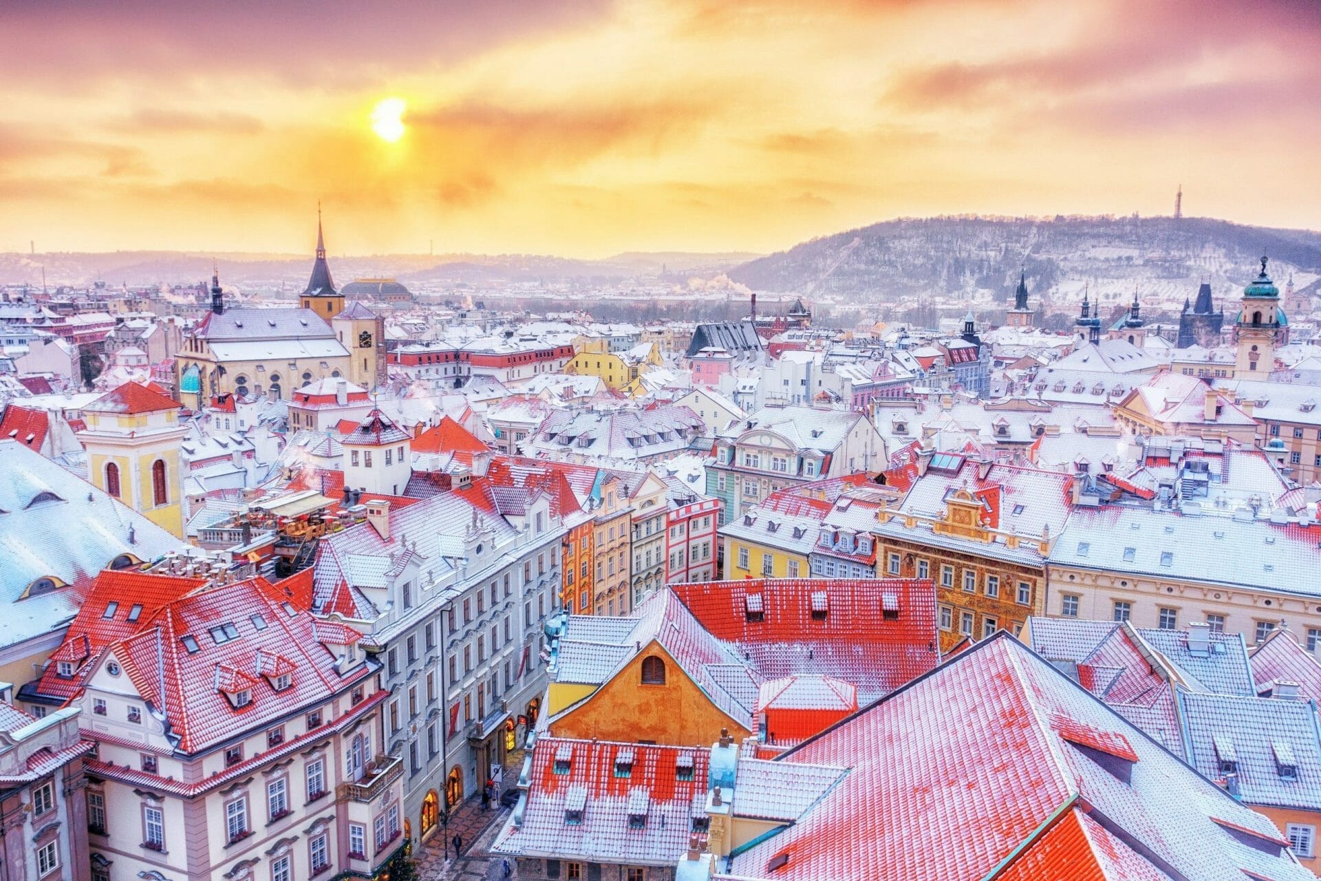 entro de la ciudad de Praga en invierno durante la época navideña, vista clásica de tejados nevados en la parte central de la ciudad