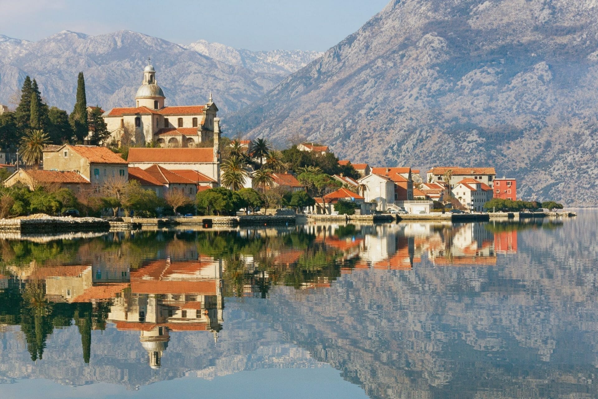 Bahía de Kotor y ciudad de Prcanj. Montenegr