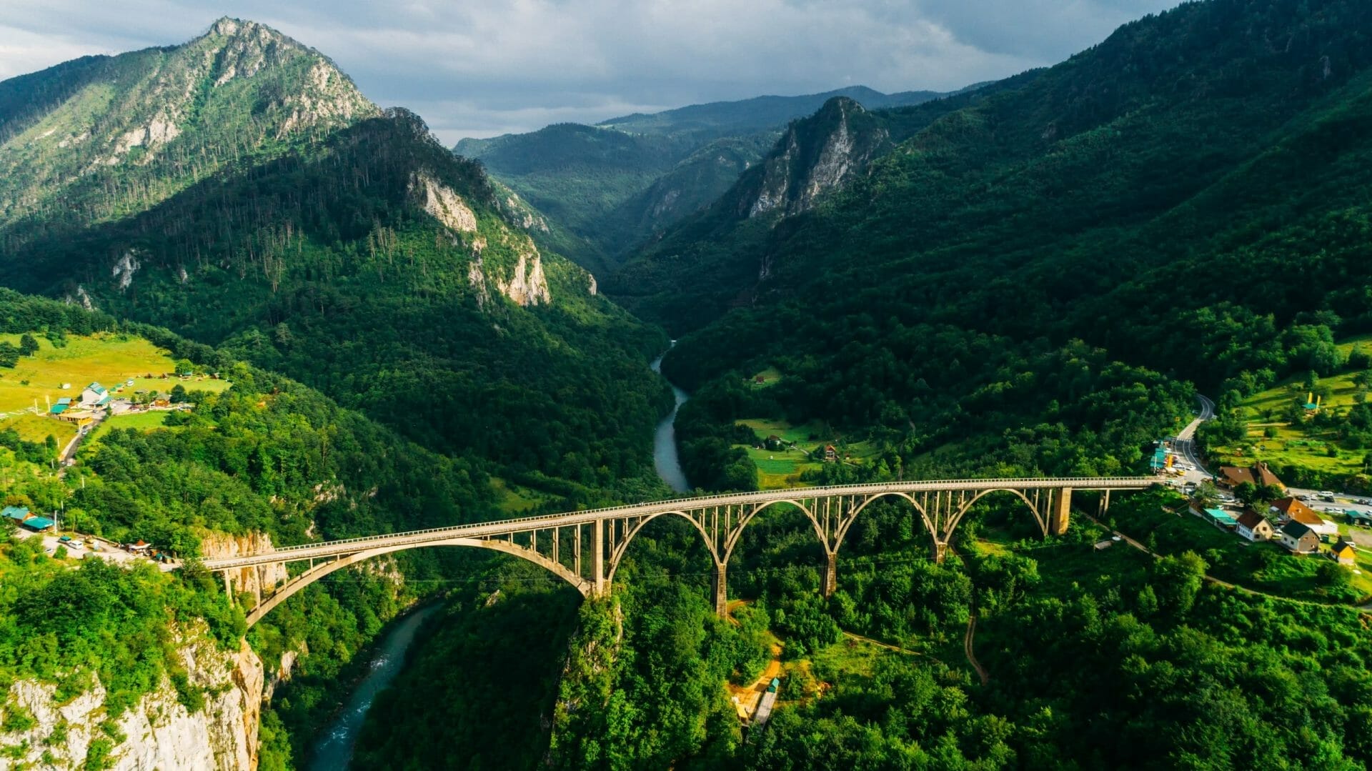 Vista aérea del puente arco de Đurđevića Tara en las montañas, uno de los puentes de automóviles más altos de Europa.