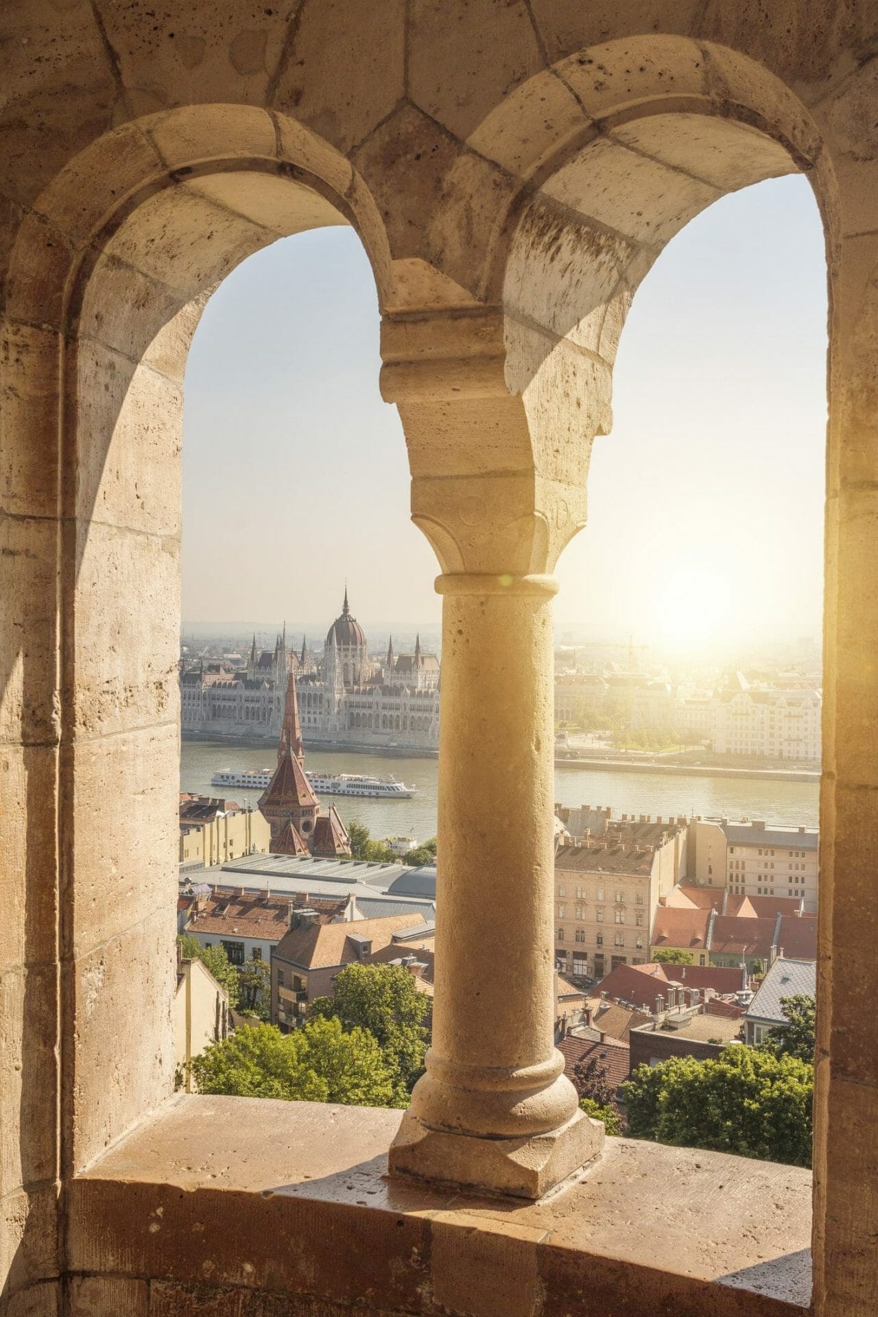 Vista del horizonte de la ciudad de Budapest, Hungría, desde la ventana del Bastión de los Pescadores en un día soleado