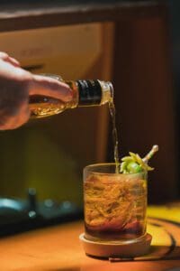 botella y vaso de ron dominicano