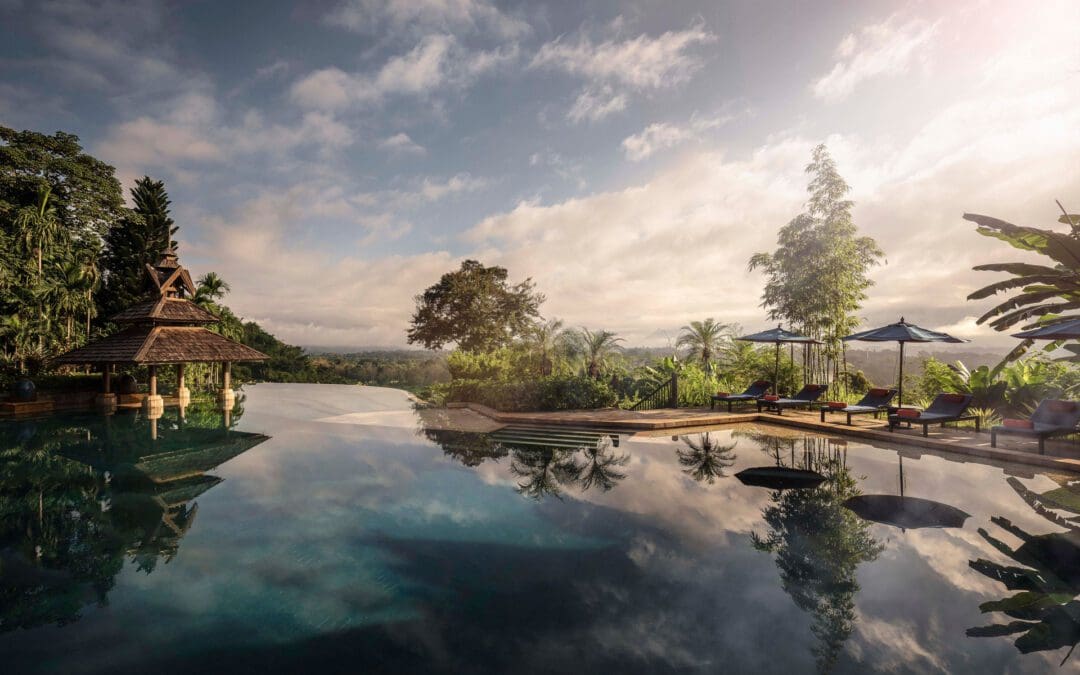 piscina infinita en hotel paradisíaco de Tailandia