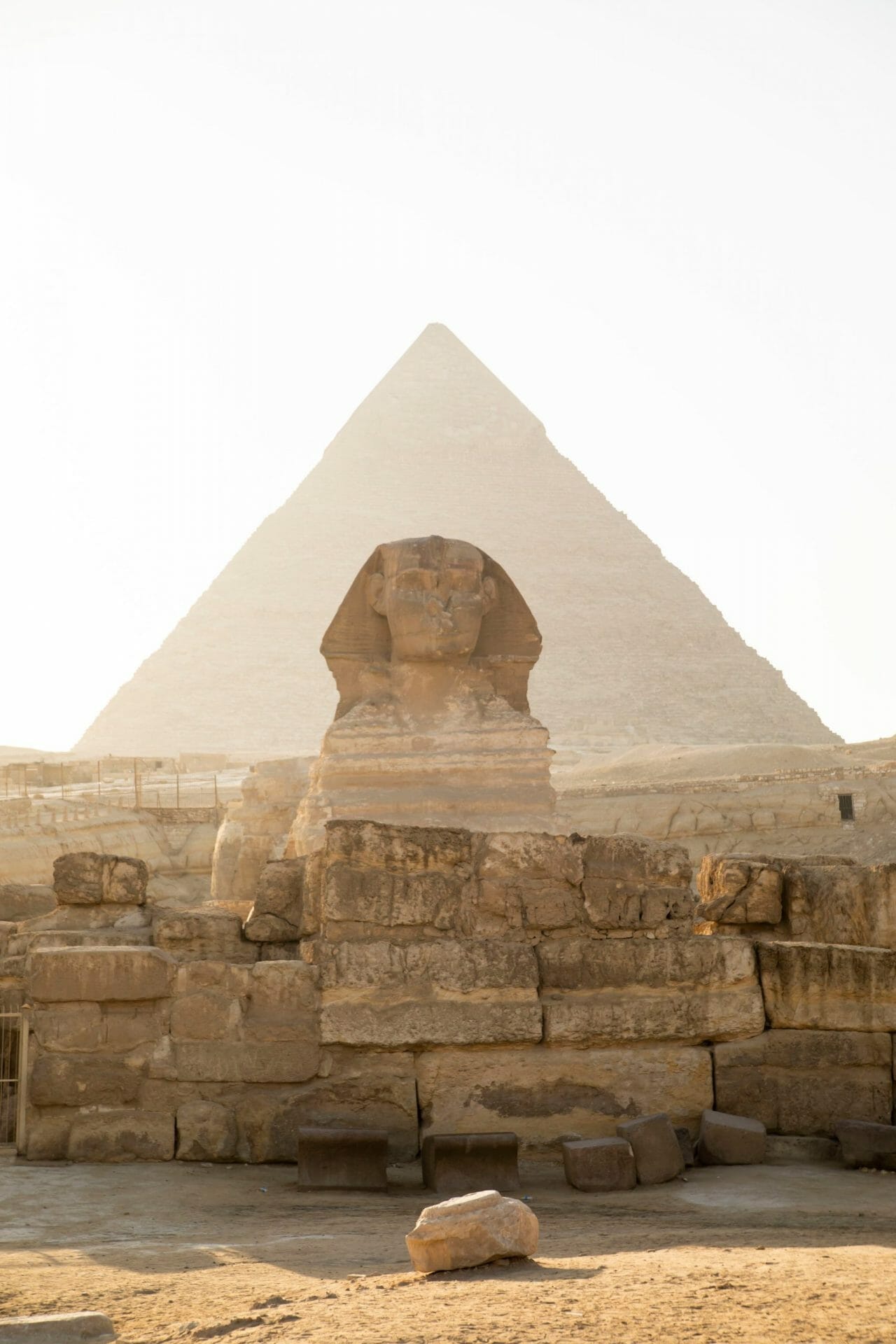 La Gran Esfinge de Giza junto a las piramides en el cairo