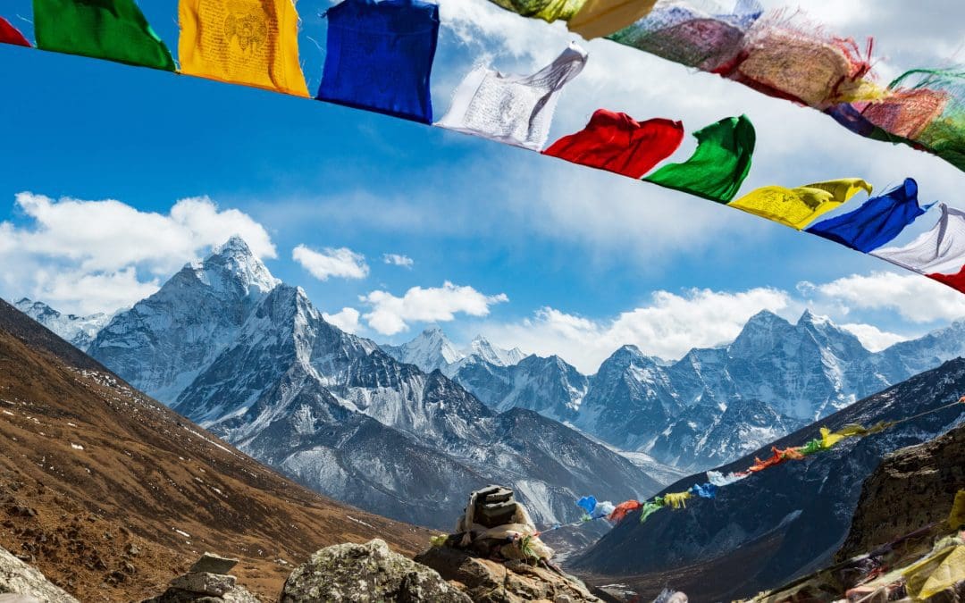 Vista de las banderas y montañas de Nepal