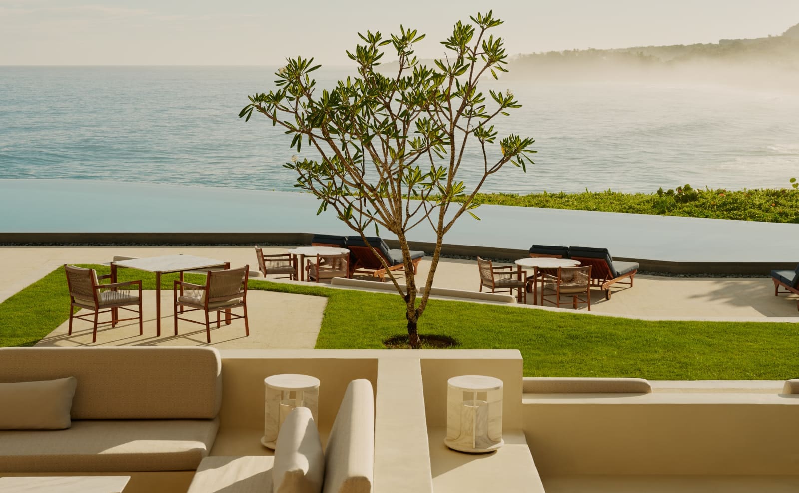 vista terraza con árbol y sillas hotel Amanera