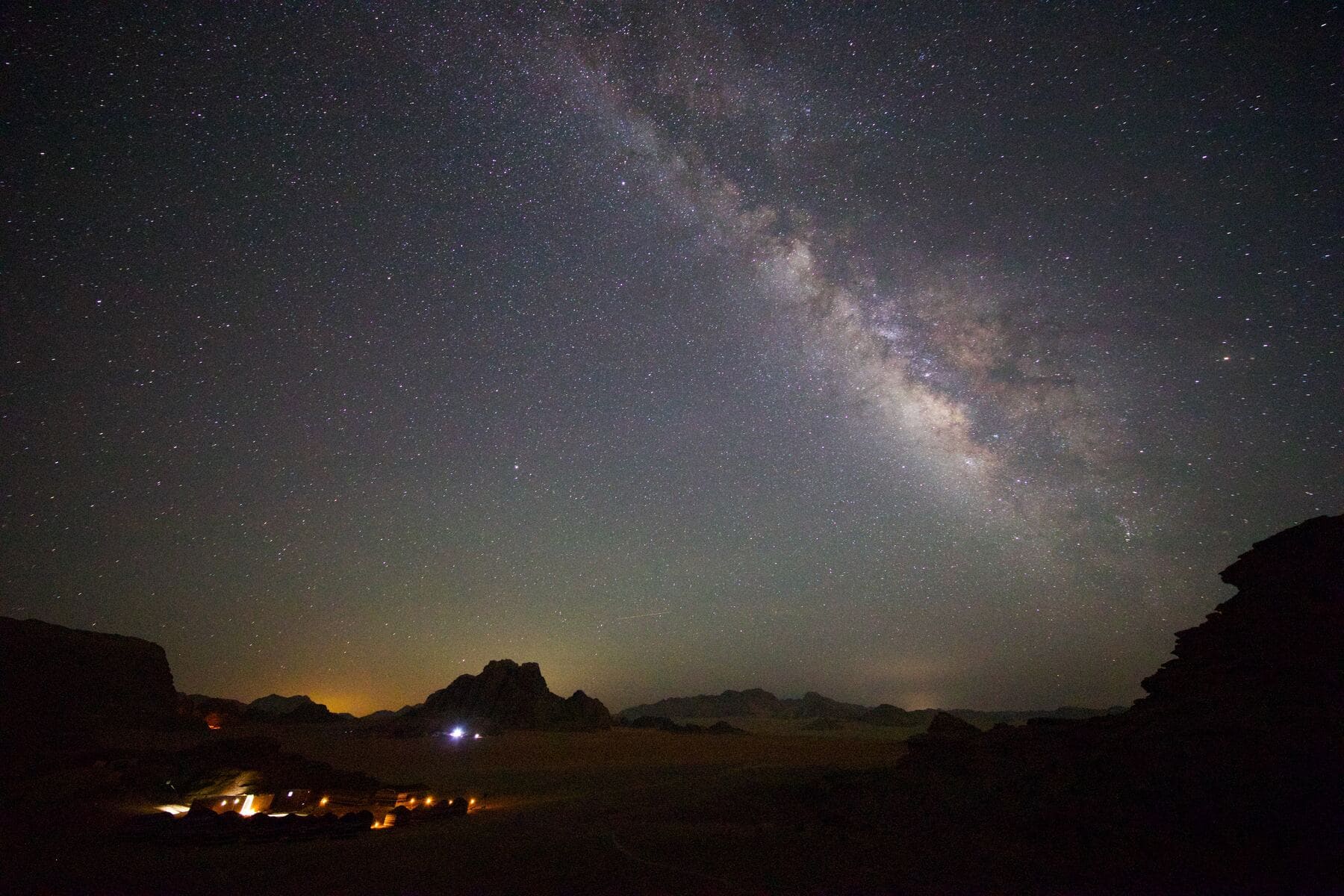 Campamento en el desierto del Wadi Rum con la Vía Láctea