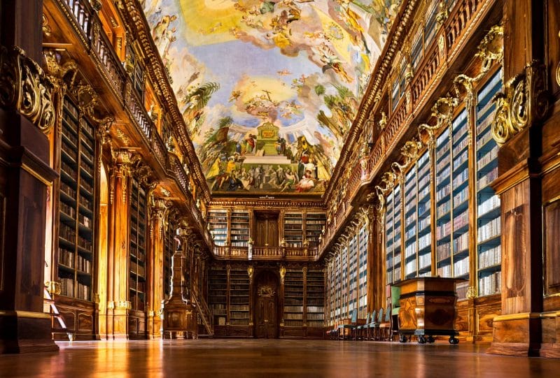 Interior de la biblioteca en el monasterio Strahov de Praga