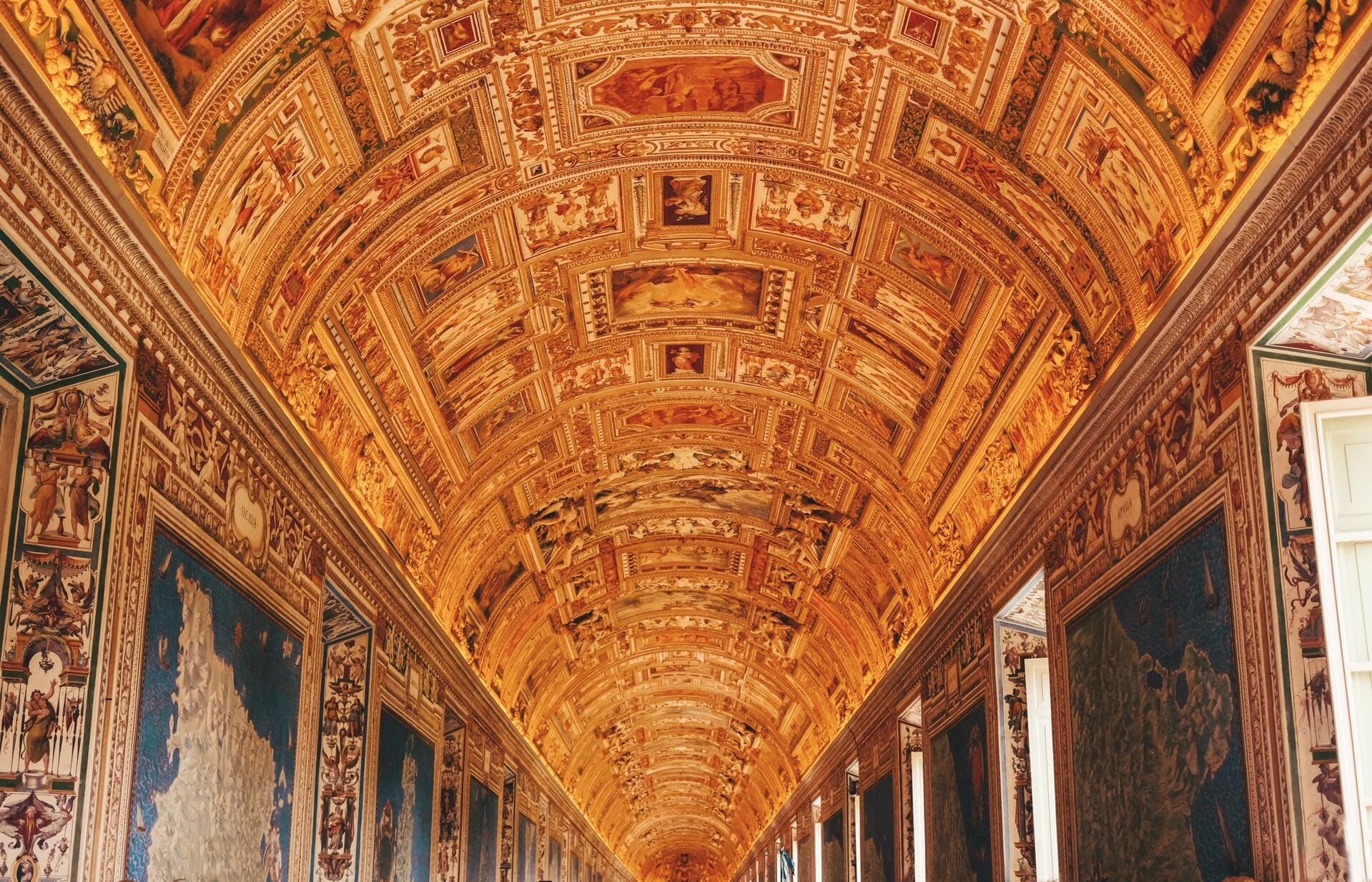 Museos Vaticanos techo abovedado con arte