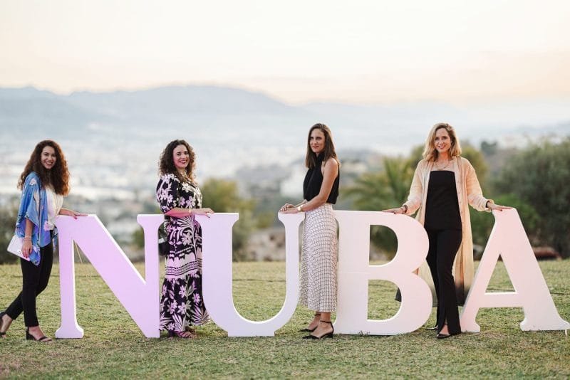 Equipo NUBA con letras de NUBA en el campo de Málaga