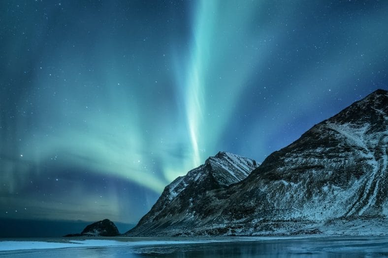 montaña cielo estrellado aurora boreal en Laponia