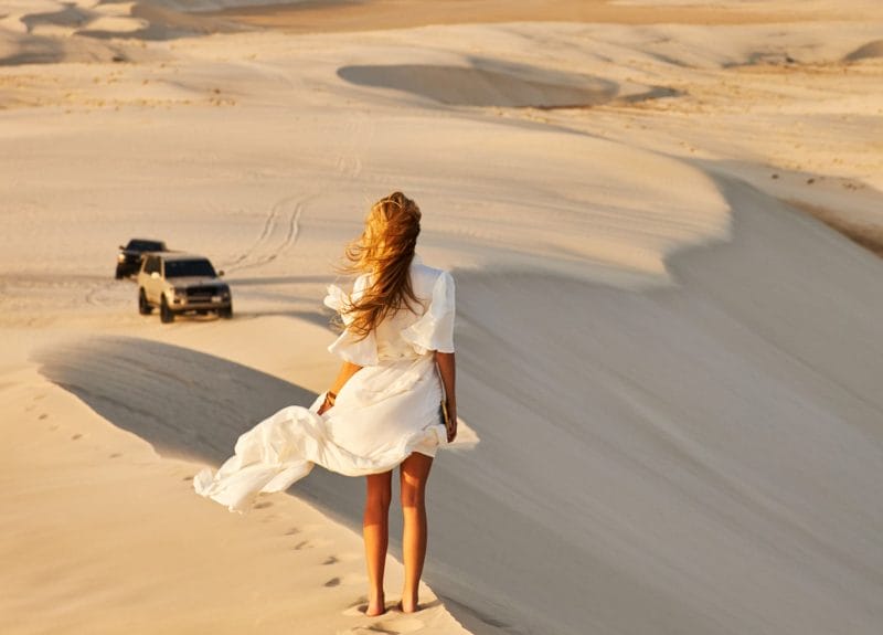 Mujer en el desierto de Catar
