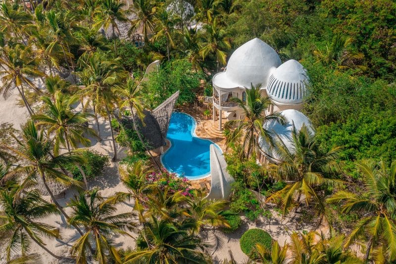 Villa privada con piscinas entre palmeras en Zanzibar