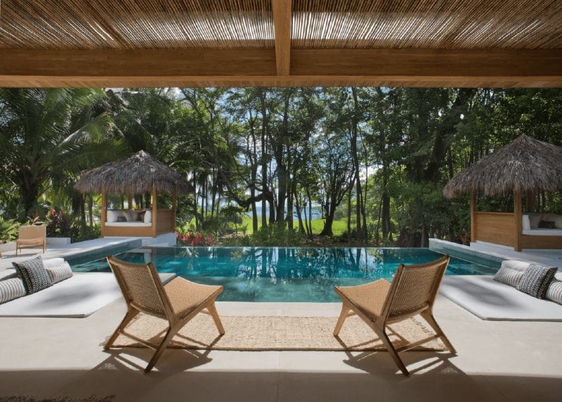 Villa privada en Santa Teresa Costa Rica con dos sillas