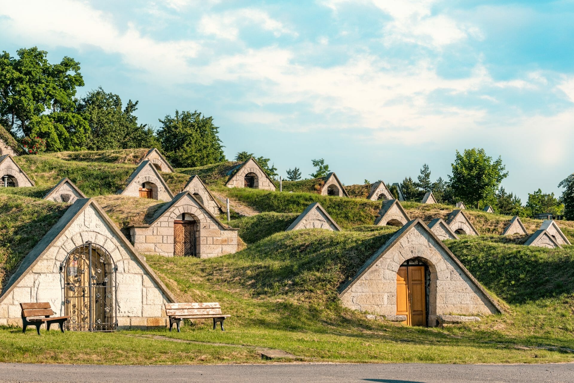 Bodegas en fila en la región vinícola de Tokaj, Hungría