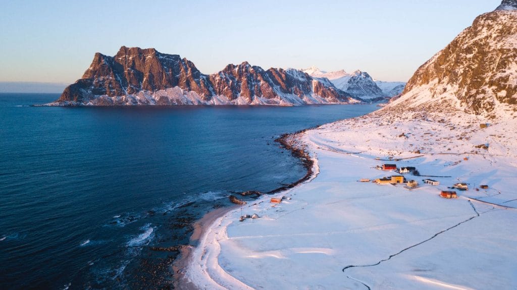 Islas Lofoten en Noruega mar y nieve