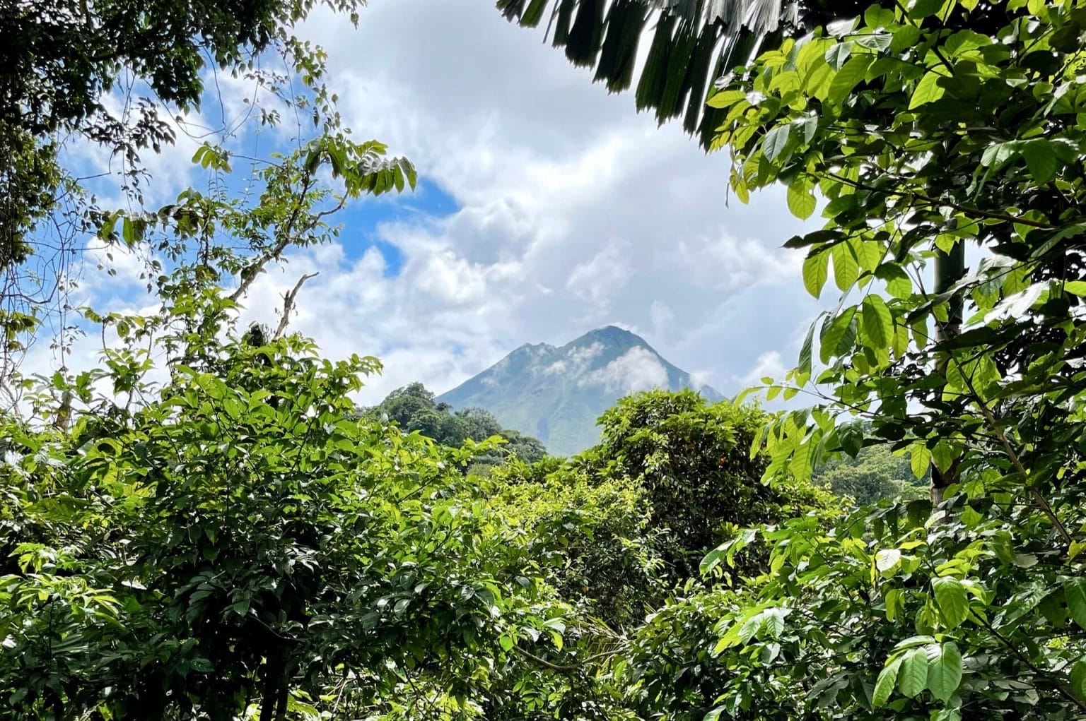 Volcán Arenal entre la vegetación de Costa Rica