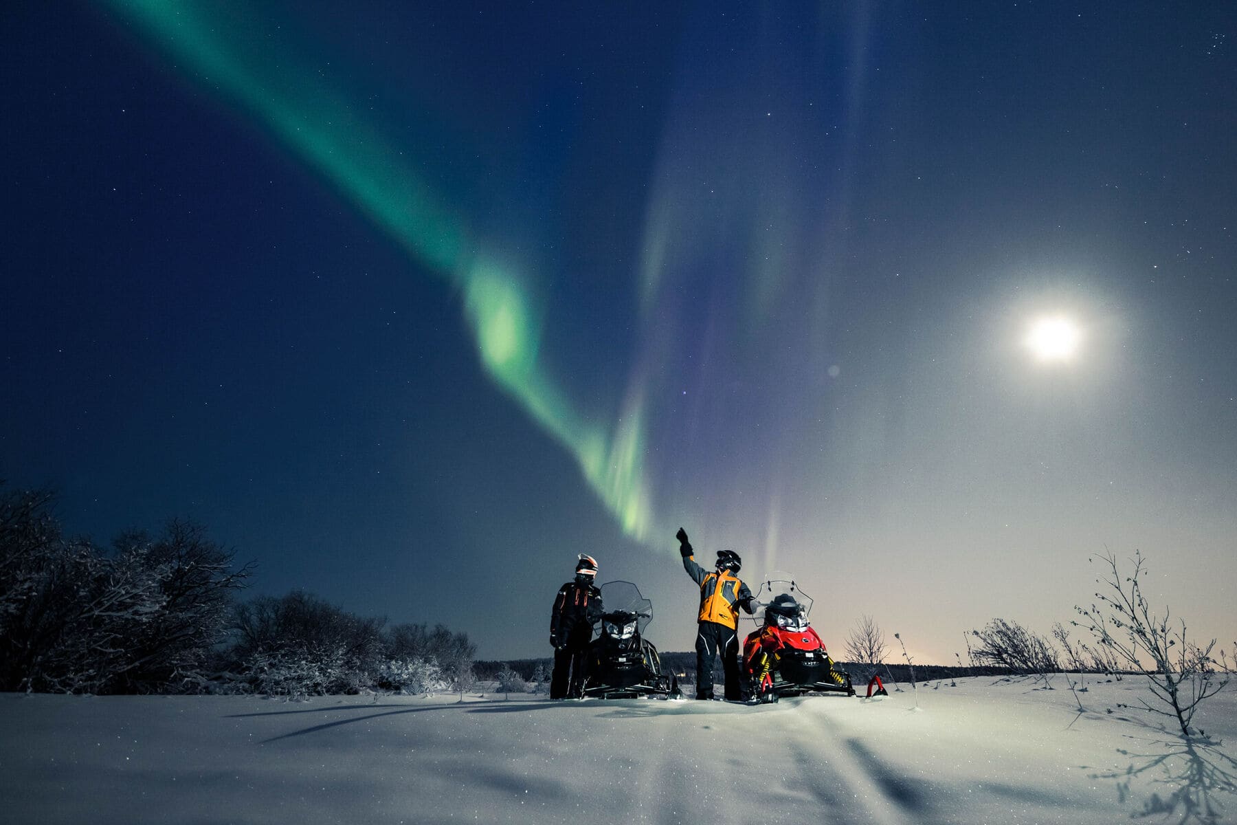 Safari moto de nieve bajo auroras boreales en Octola