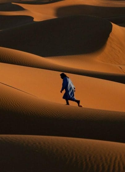 Bereber andando por las dunas del Sahara - Marruecos