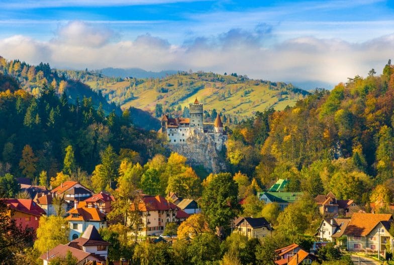 Vista panorámica del Castillo de Bran, medieval y asociado a Drácula, en la temporada de otoño. Es la atracción turística más visitada de Brașov, Transilvania, Rumania.