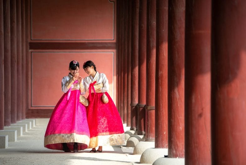 Dos Mujeres Coreanas en un templo antiguo con Hanok
