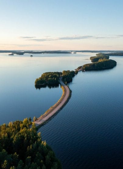 Carretera de la cresta de Pulkkilanharju y el tranquilo lago Päijänne en verano en Finlandia
