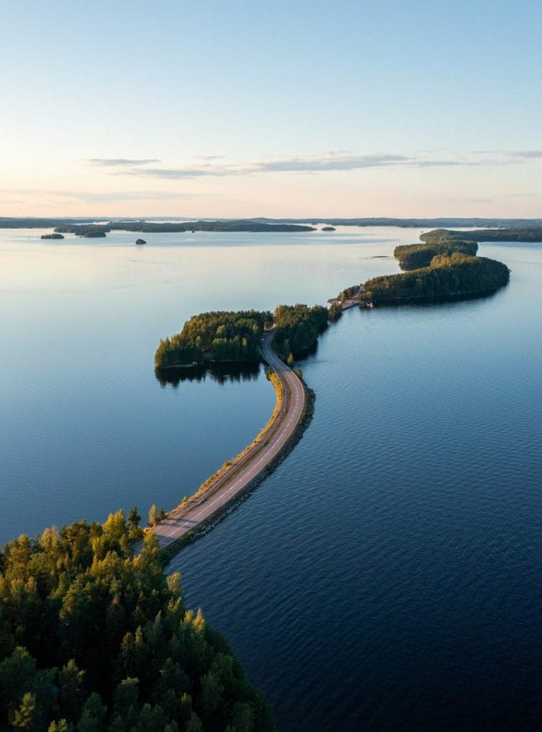 Carretera de la cresta de Pulkkilanharju y el tranquilo lago Päijänne en verano en Finlandia