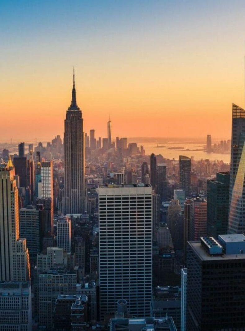Vista panorámica aérea del horizonte urbano de Manhattan, en la ciudad de Nueva York, al atardecer