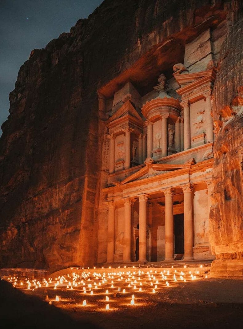 Visitar Petra es uno de los sueños de todo viajero. Está Maravilla del Mundo se ha ganado el título a pulso, pues pocos lugares hay en la Tierra tan impresionantes como esta antigua ciudad nabatea.