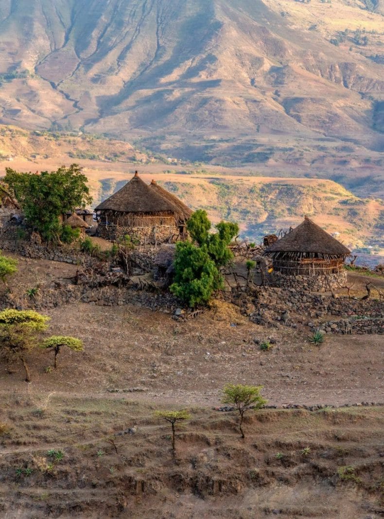 Paisaje montañoso con casas en Etiopía