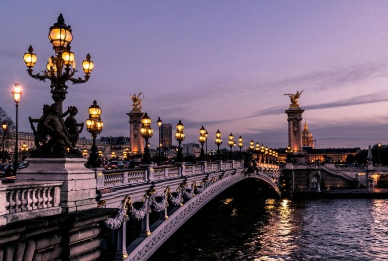 Puente sobre el río Sena en París