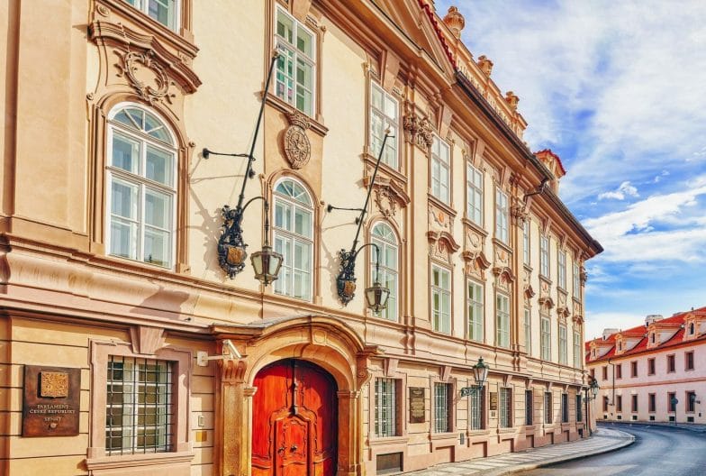 Parlamento (Senado) de la República Checa. Barrios y calles en la Mala Strana de Praga (Ciudad Pequeña de Praga). Distrito de la ciudad de Praga, República Checa, y una de sus regiones más históricas. República Checa.
