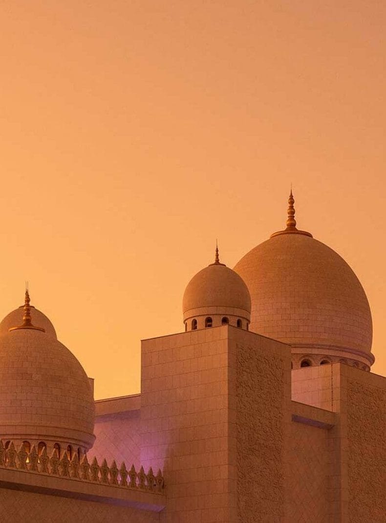 La mezquita Sheikh Zayed es una mezquita situada en Abu Dabi